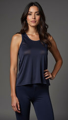 La mujer mide 1.70 m, pesa 68 Kg y usa talla S-M