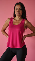 La mujer mide 1.65 m, pesa 62 Kg y usa talla S-M