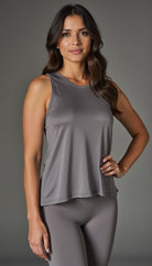 La mujer mide 1.65 m, pesa 65 Kg y usa talla S-M