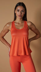 La mujer mide 1.70 m, pesa 69 Kg y usa talla S-M