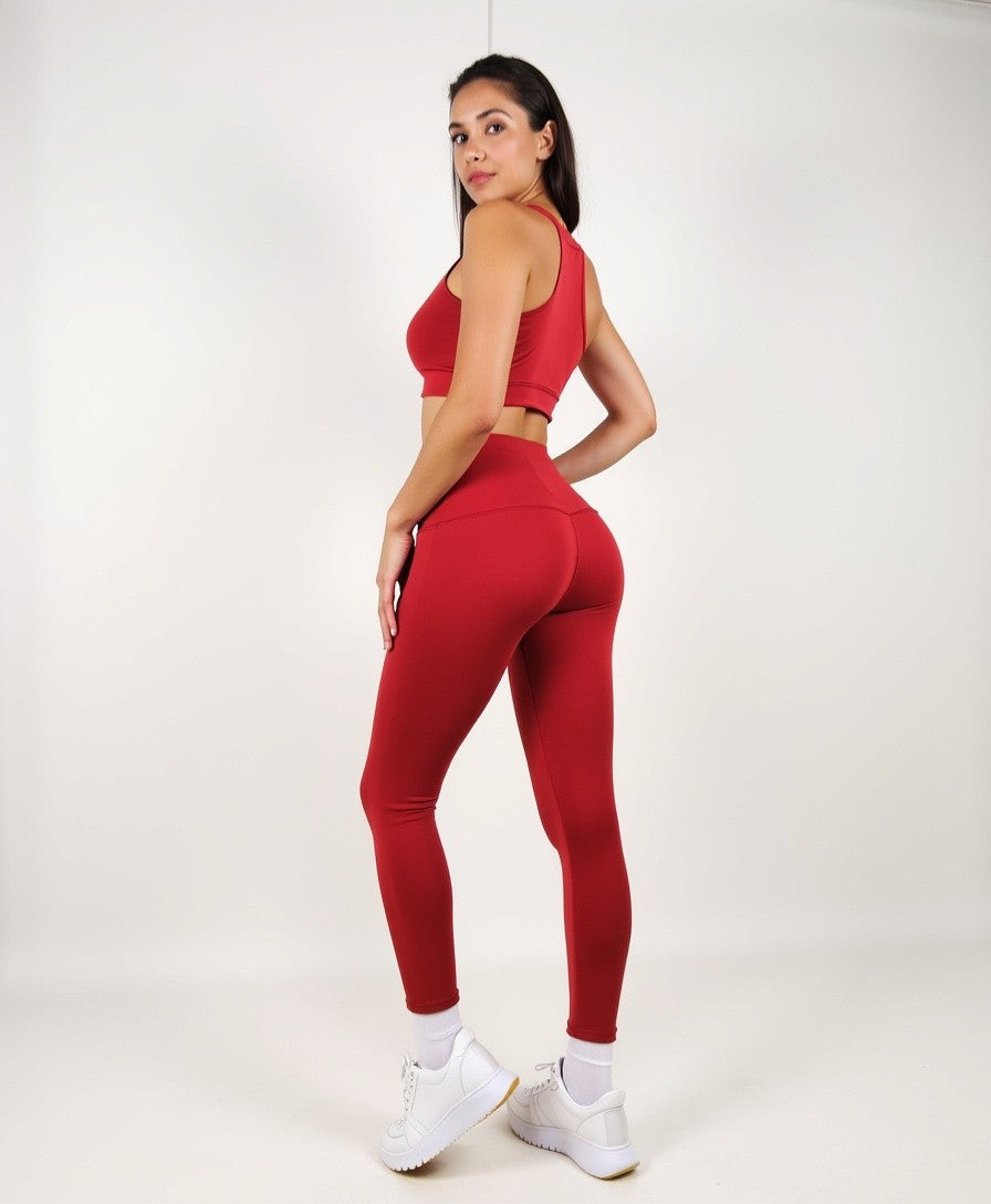 La modelo mide 1.70 metros, pesa 67 Kilos y usa talla M